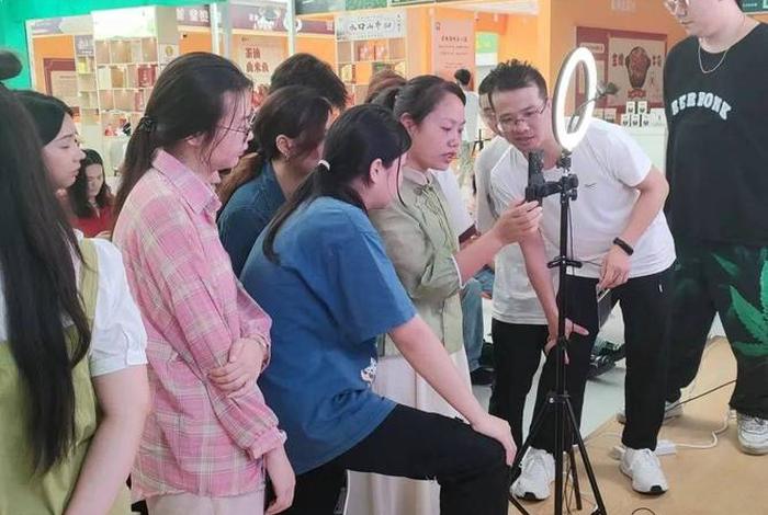 电商直播培训班在哪里学（电商直播培训学校）