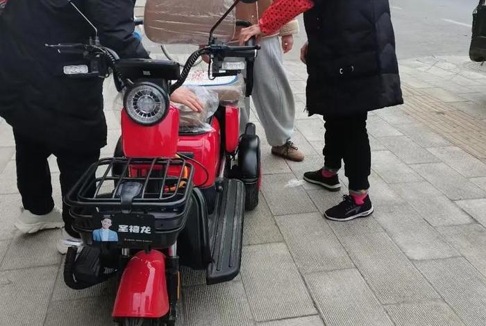 抬走一辆电三轮需要几个人(抬走一辆电三轮需要几个人驾驶) 抬走一辆电三轮需要几个人(抬走一辆电三轮需要几个人驾驶)