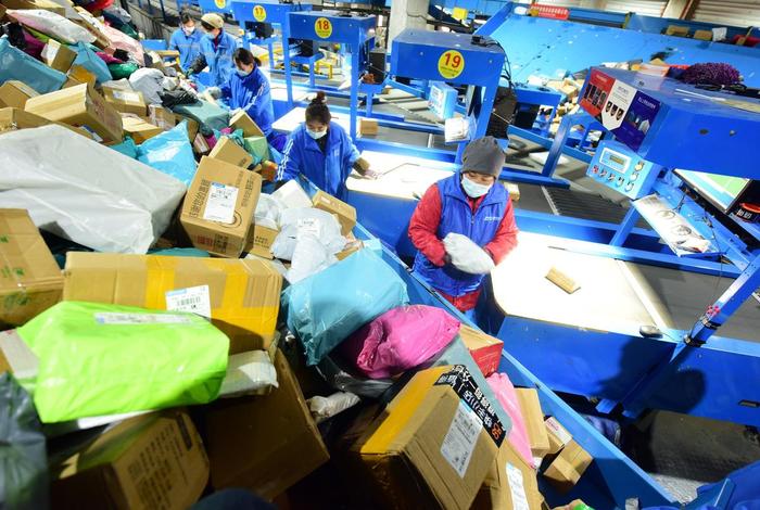 电商快递打包流水线 - 快递员打包流水线视频 电商快递打包流水线 - 快递员打包流水线视频