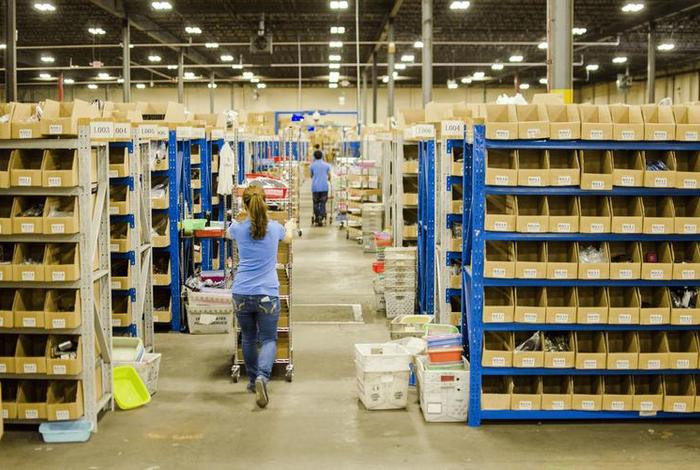 电商服装仓库图片（电商服装仓库图片高清）