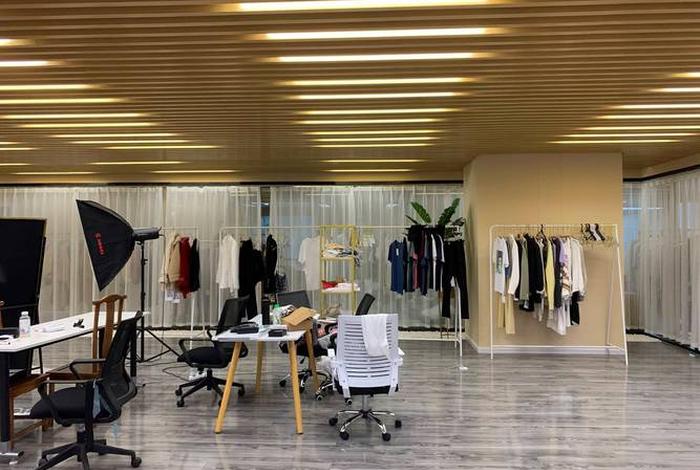 电商直播间装修风格效果图；电商直播间装修风格效果图大全