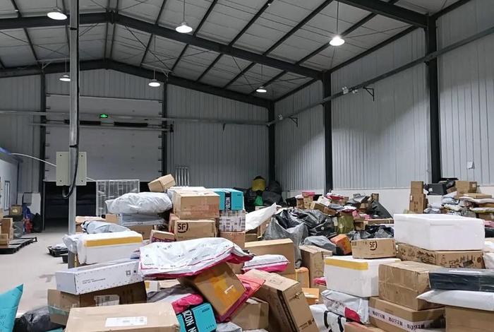 电商服装仓库图片（电商服装仓库图片高清）