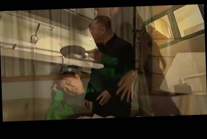 商店员工在帮老板换灯泡过程中触电死亡(在工厂换灯泡的电影叫什么) 商店员工在帮老板换灯泡过程中触电死亡(在工厂换灯泡的电影叫什么)