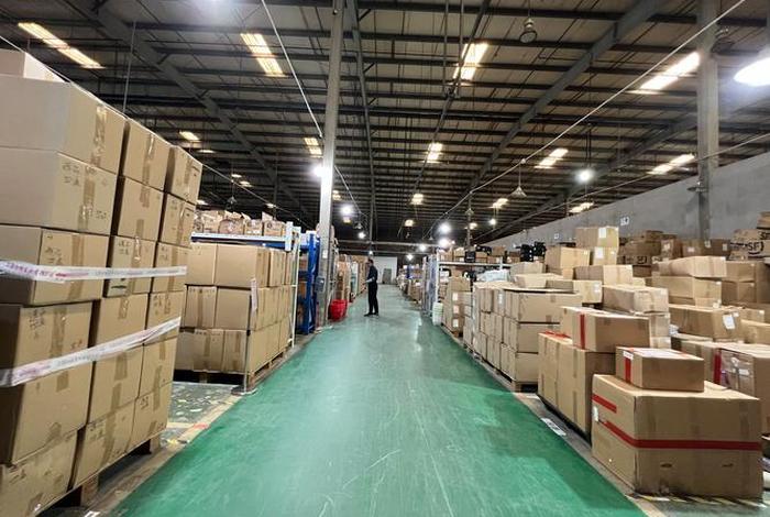 电商仓库照片，电商仓库照片竖版