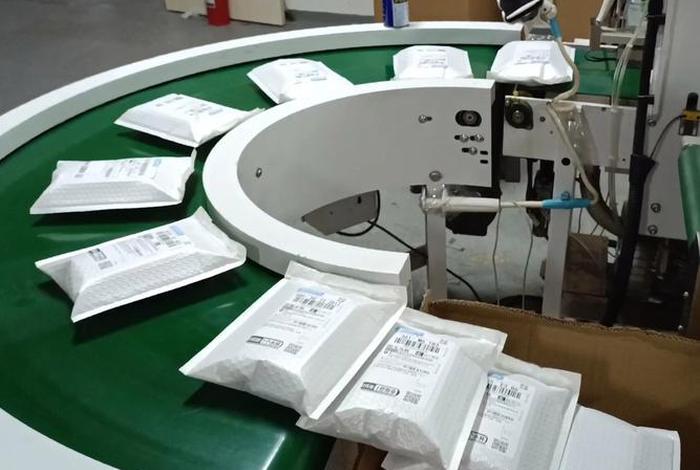 电商快递袋自动打包机 - 电商快递袋打包机自动贴单封口快递专用机