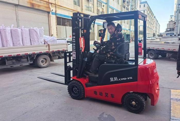 仓储电动升降叉车 仓储电动升降叉车图片