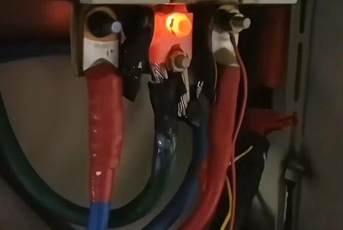 合上电源开关熔丝立即烧断则线路、开关合上后熔断器熔丝烧断,不可能的原因是 合上电源开关熔丝立即烧断则线路、开关合上后熔断器熔丝烧断,不可能的原因是